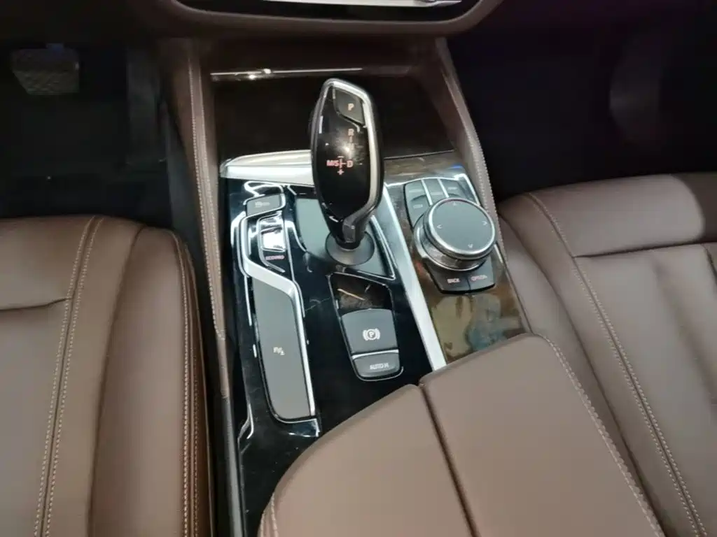 BMW 5 Series — фото 14