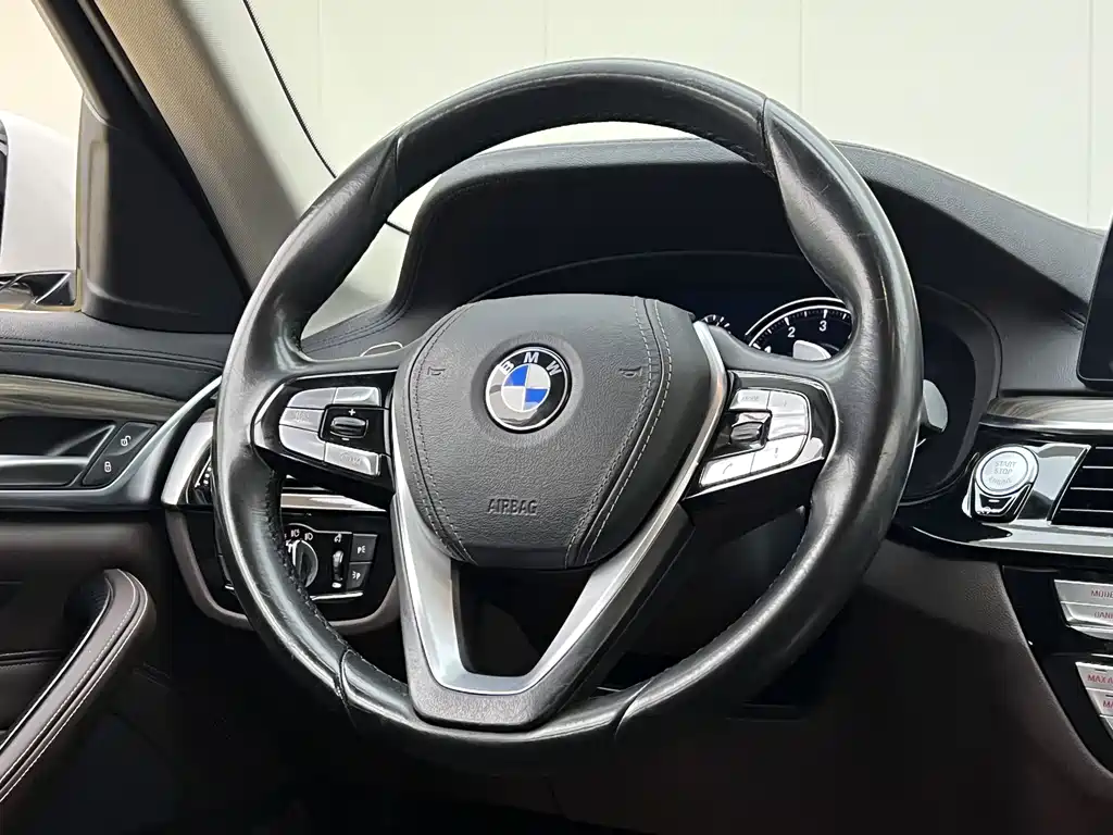 BMW 5 Series — фото 13