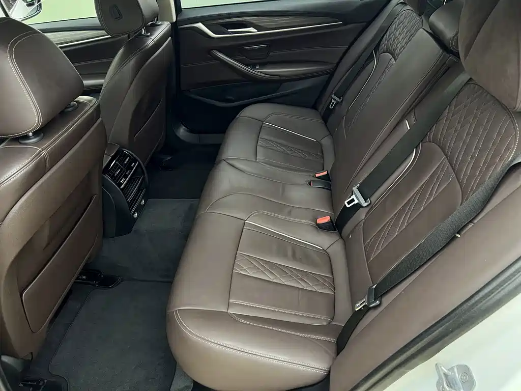 BMW 5 Series — фото 16