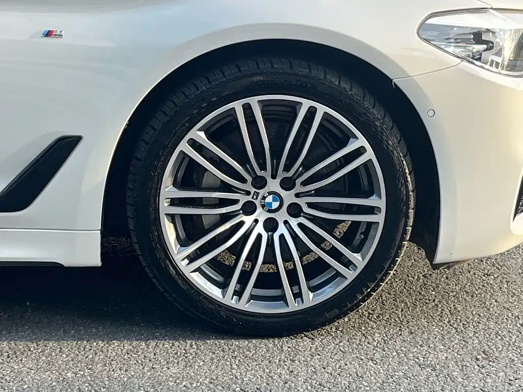 BMW 5 Series — фото 19