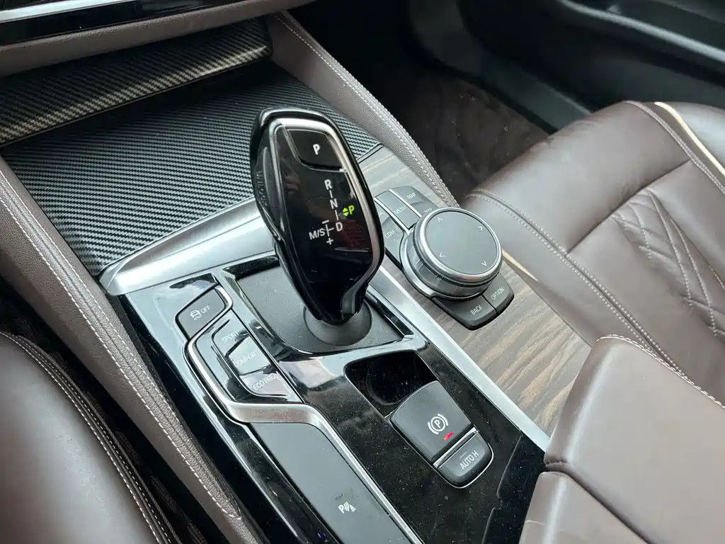 BMW 5 Series — фото 11
