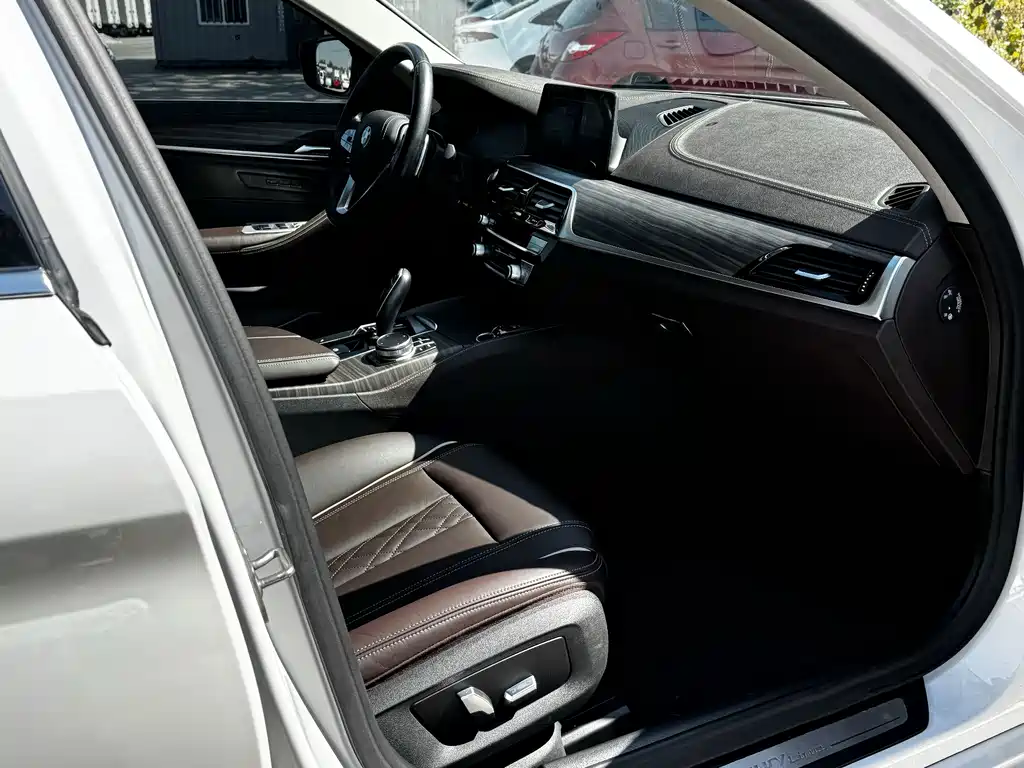 BMW 5 Series — фото 14