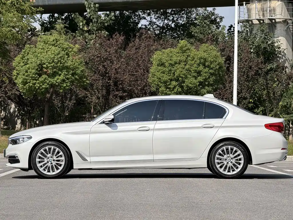 BMW 5 Series — фото 17