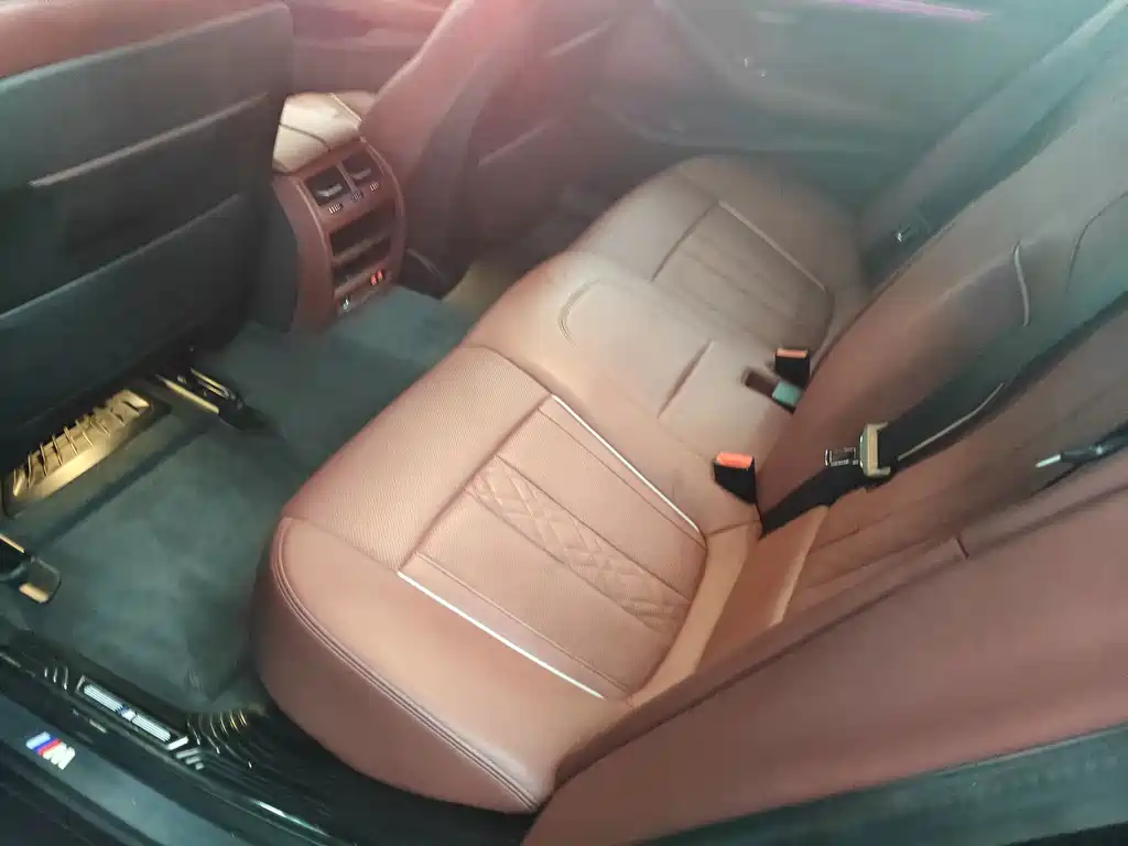 BMW 5 Series — фото 11