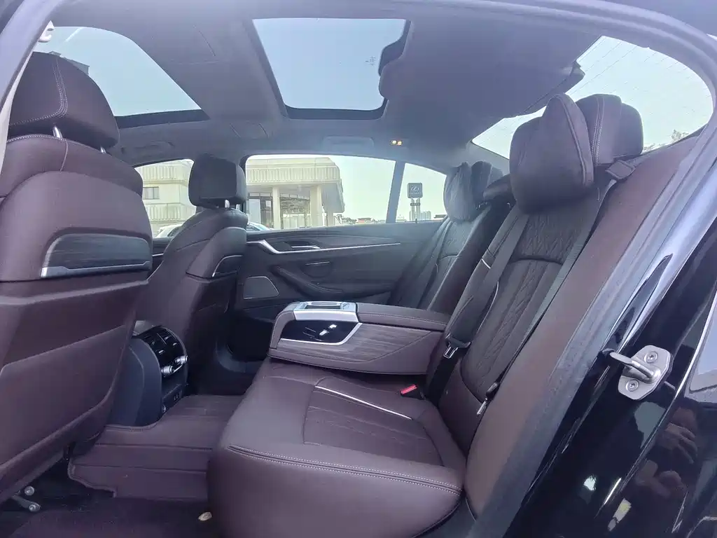 BMW 5 Series — фото 11