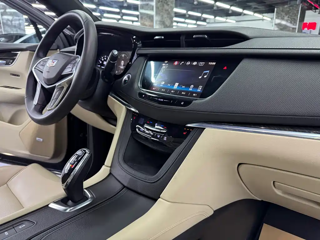 Cadillac XT5 — фото 10