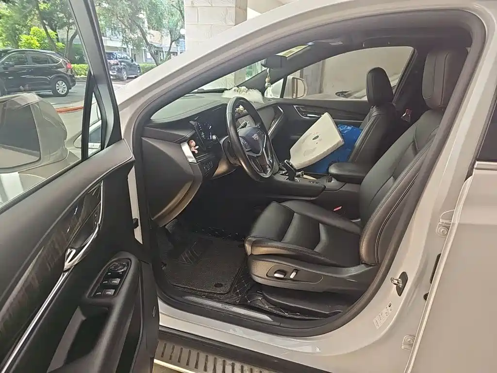 Cadillac XT5 — фото 17
