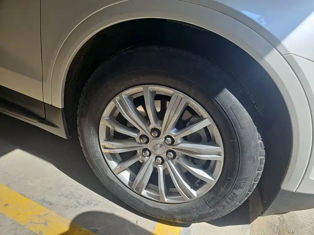 Cadillac XT5 — фото 8