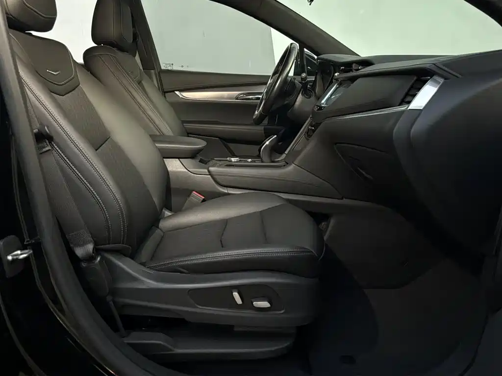 Cadillac XT5 — фото 14