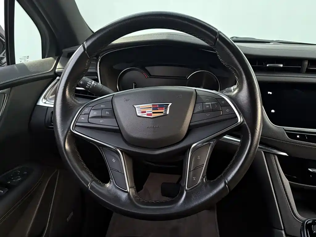 Cadillac XT5 — фото 10