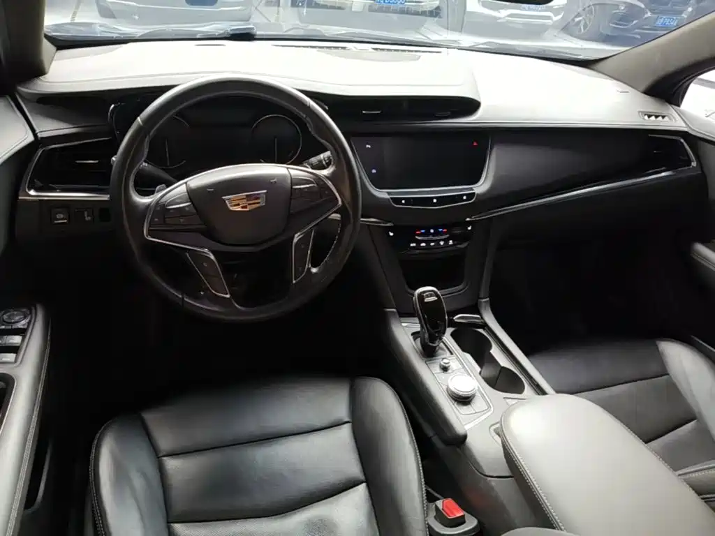 Cadillac XT5 — фото 10