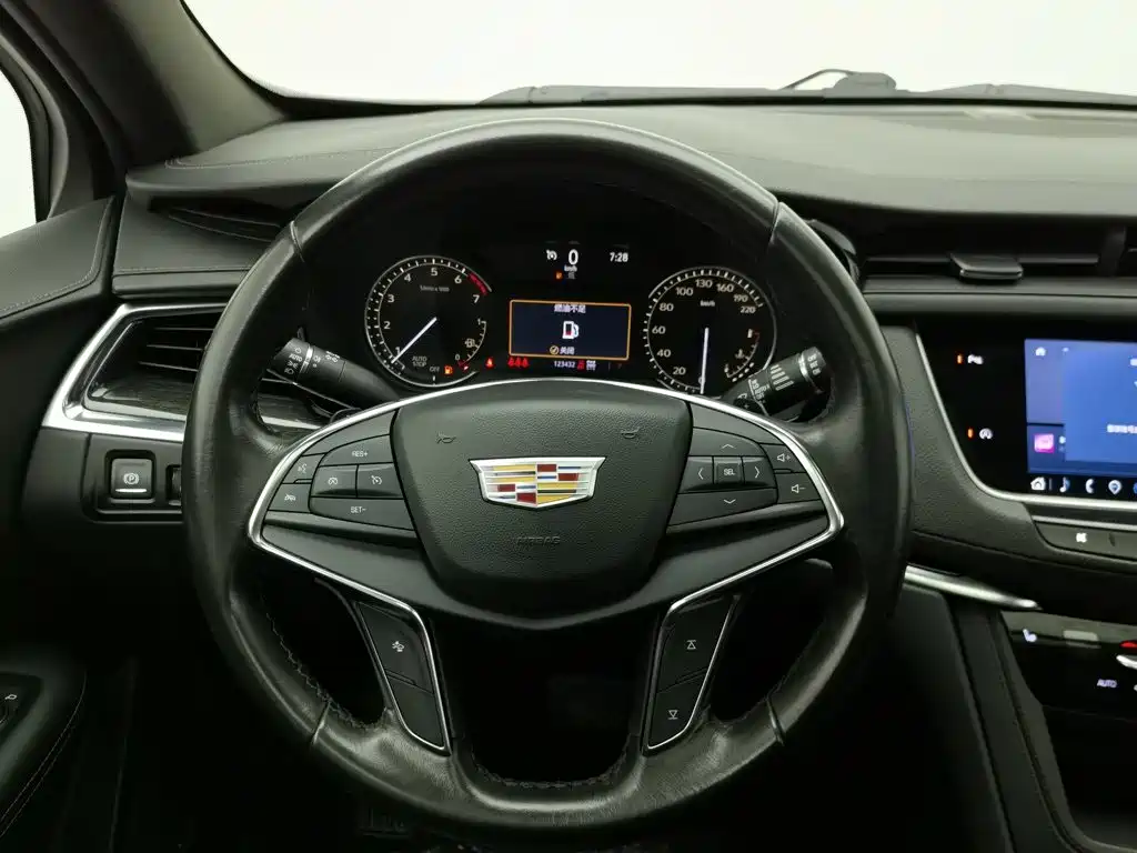 Cadillac XT5 — фото 11