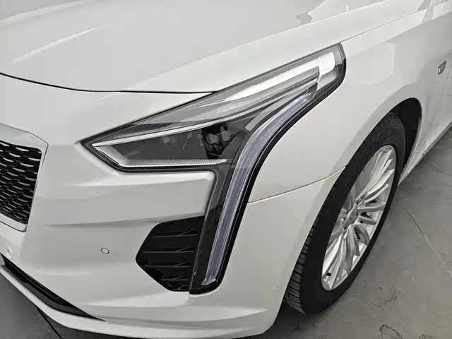 Cadillac CT6 — фото 15