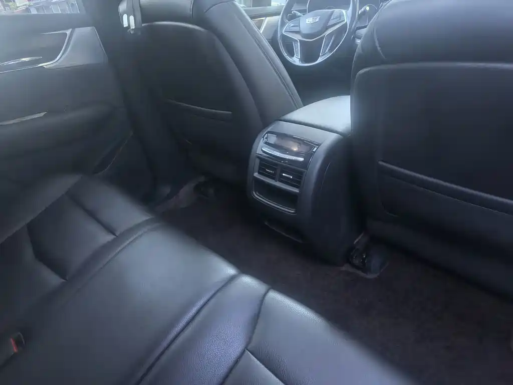 Cadillac XT5 — фото 17