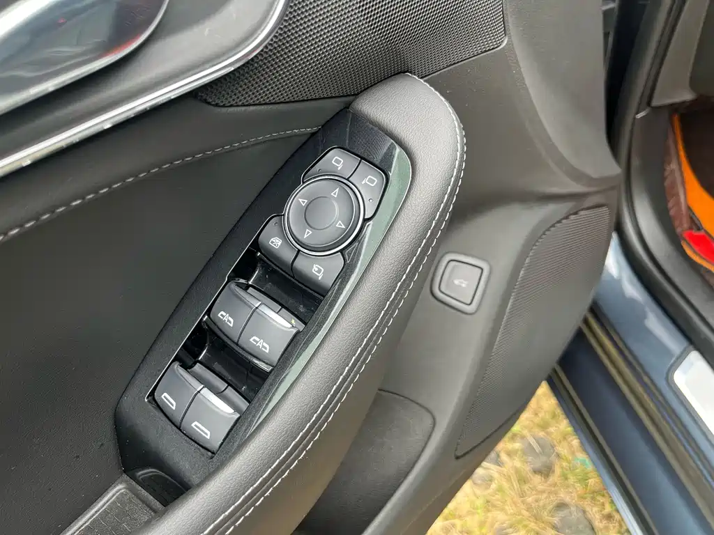 Cadillac CT5 — фото 19