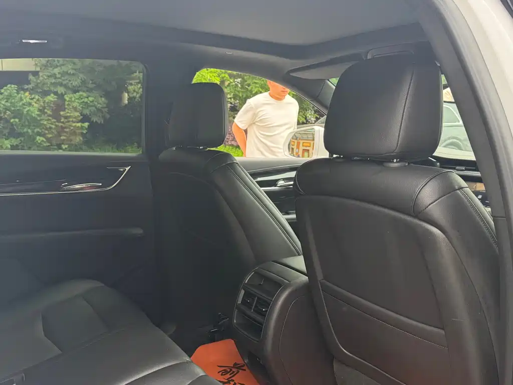 Cadillac XT5 — фото 13