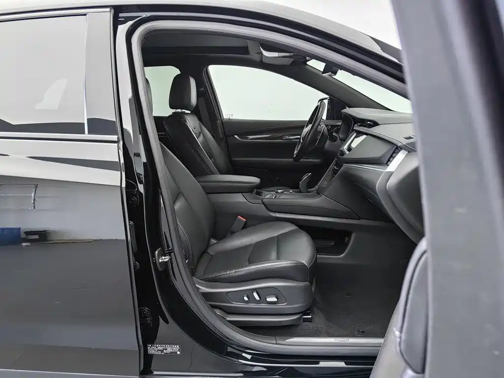 Cadillac XT5 — фото 23