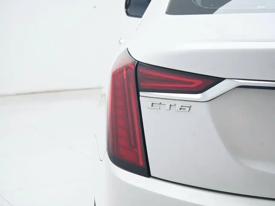 Cadillac CT6 — фото 13