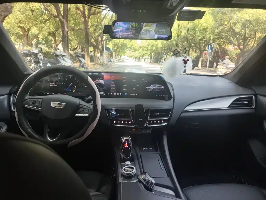 Cadillac CT5 — фото 10