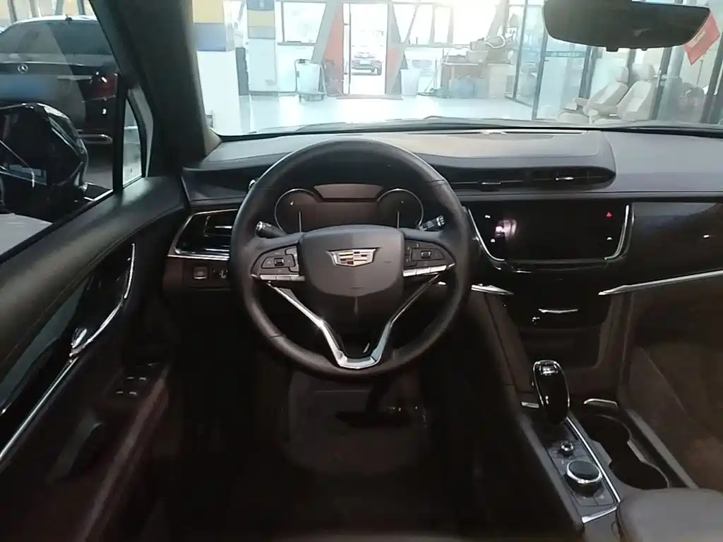 Cadillac XT6 — фото 11