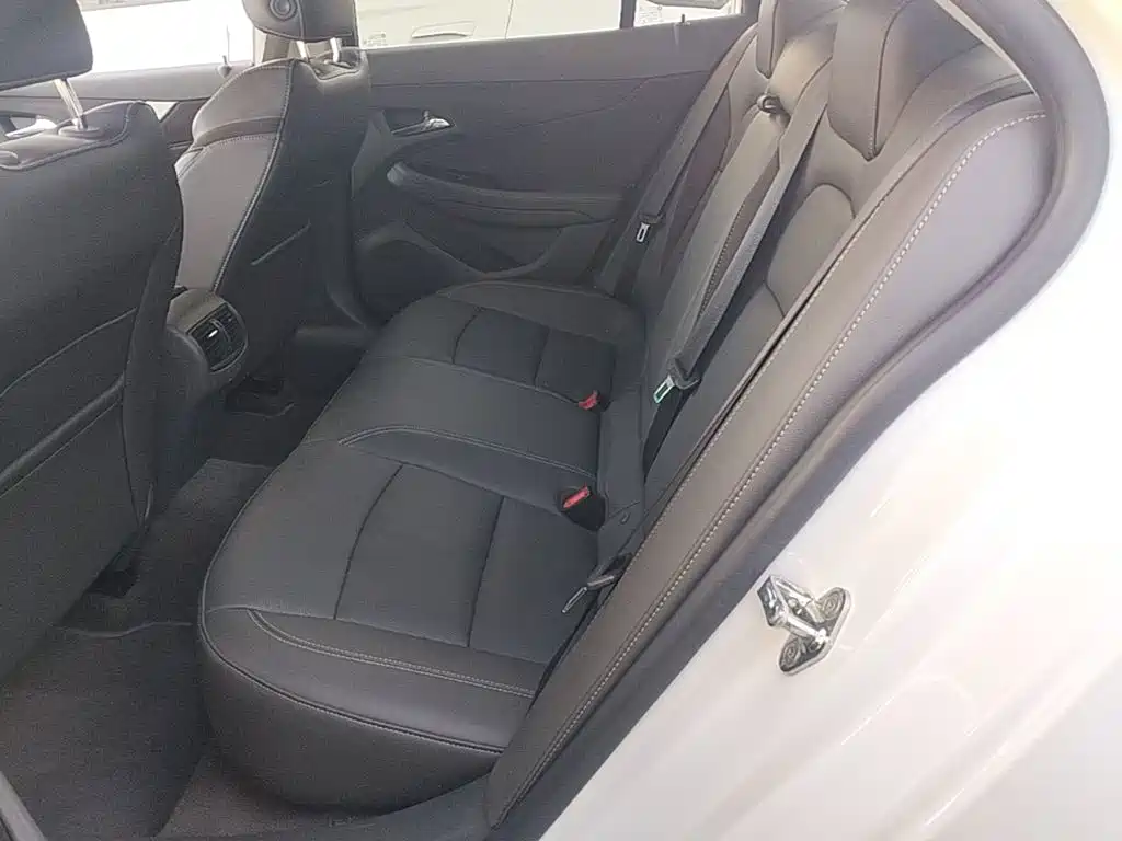 Chevrolet Malibu — фото 17