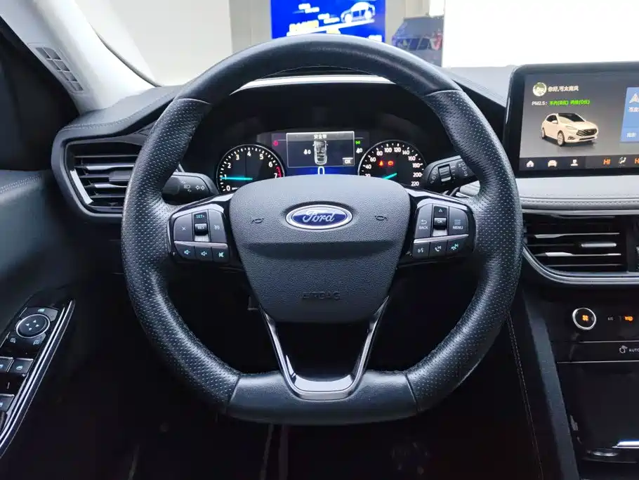 Ford Escape — фото 15