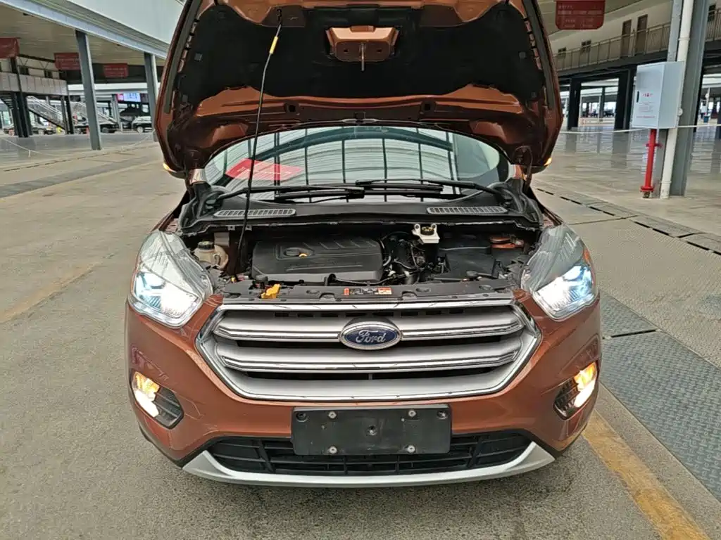 Ford Kuga — фото 20