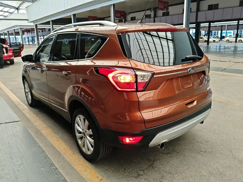 Ford Kuga — фото 5