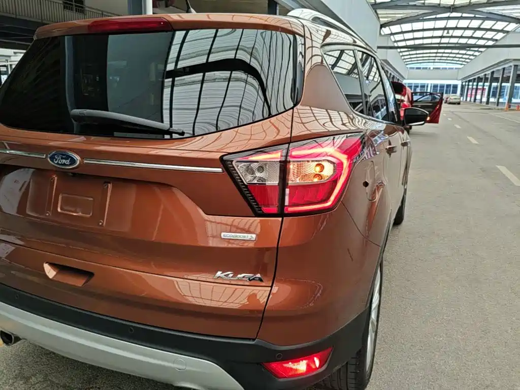 Ford Kuga — фото 8