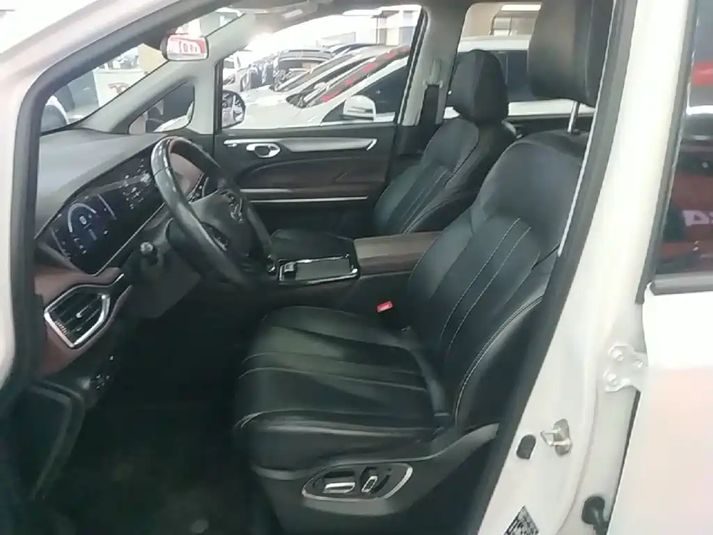 GAC Motor Trumpchi M6 — фото 15