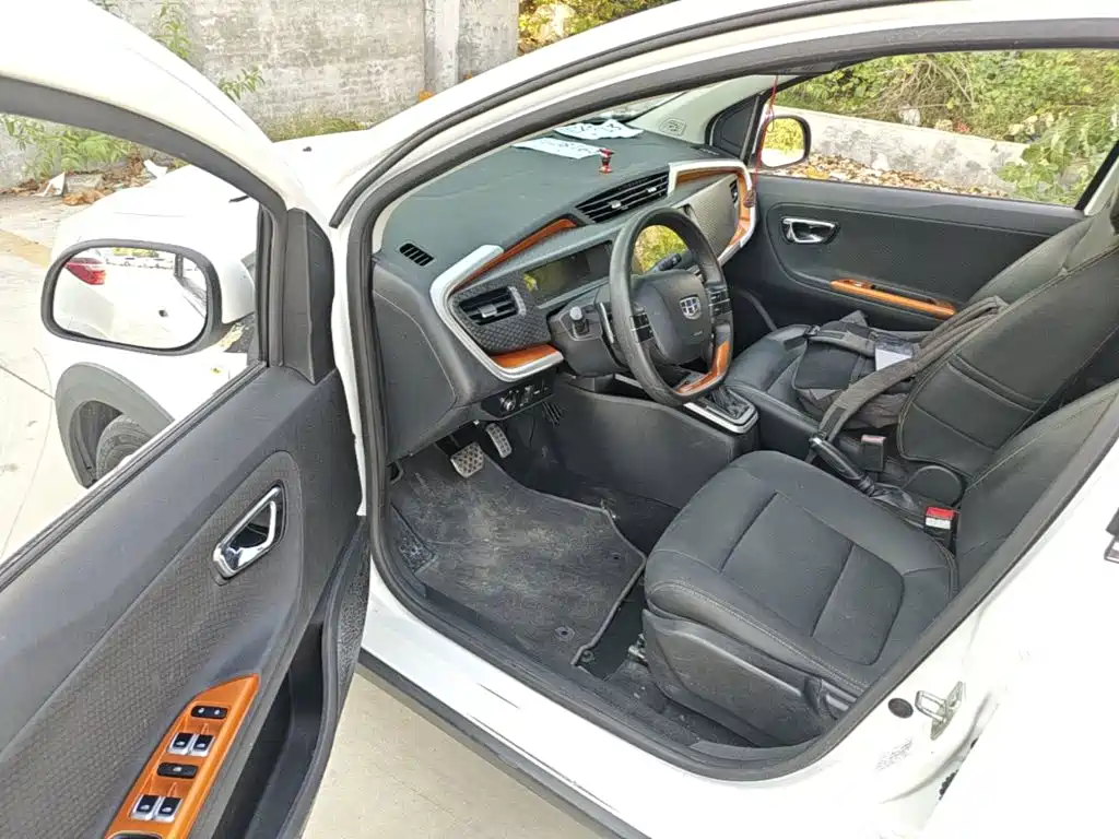 Geely Vision X1 — фото 16