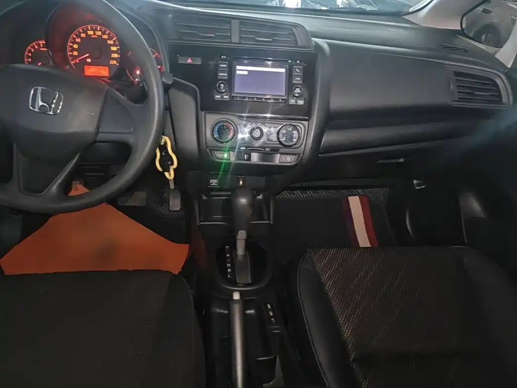 Honda Fit — фото 10