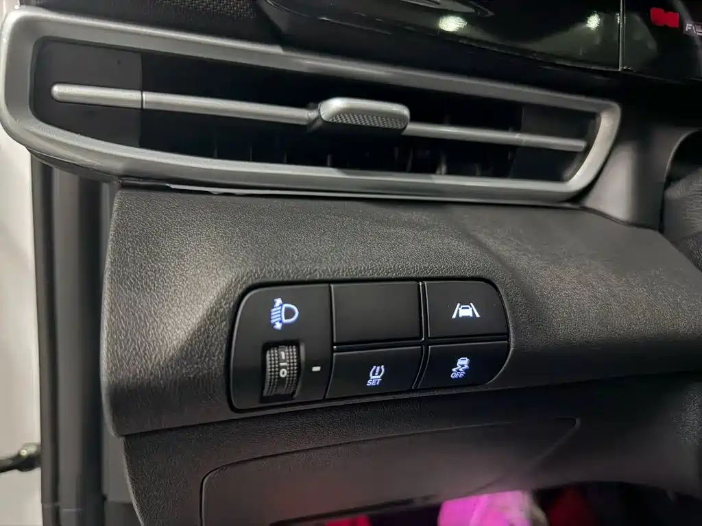 Hyundai Elantra — фото 9