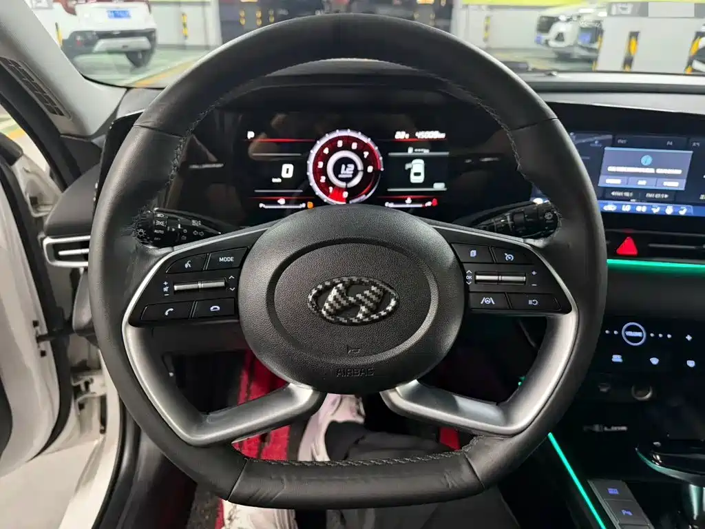 Hyundai Elantra — фото 10