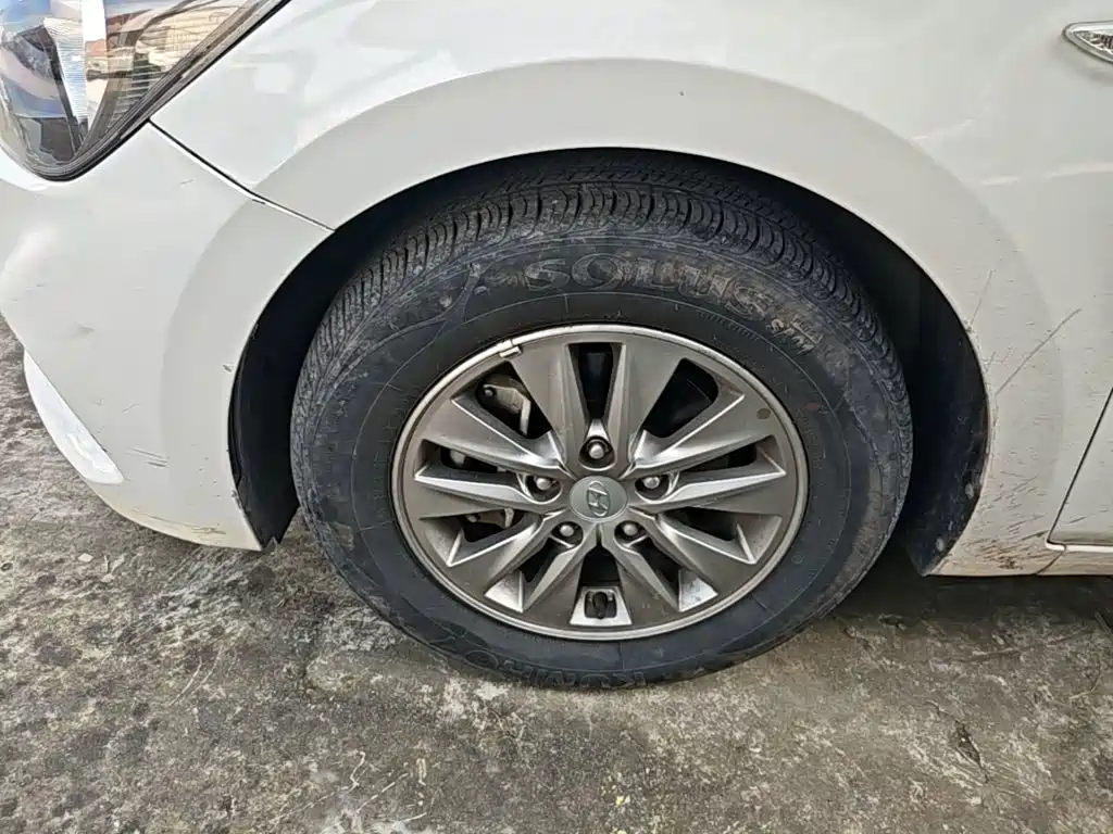 Hyundai Elantra — фото 23