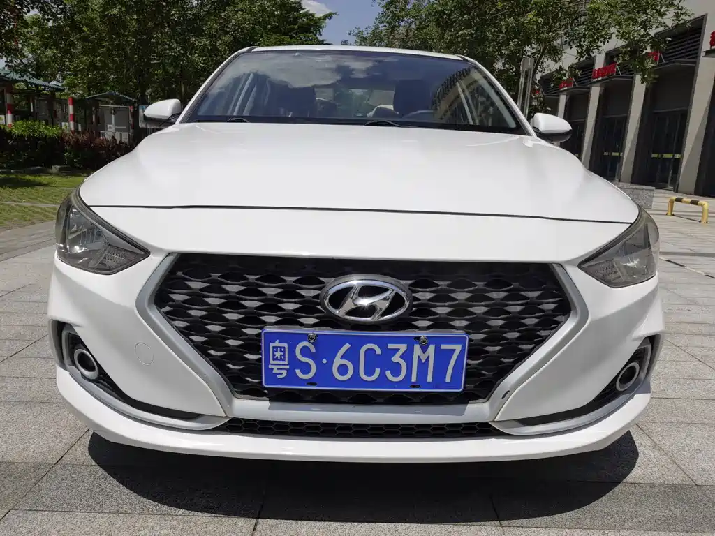 Hyundai Elantra — фото 2