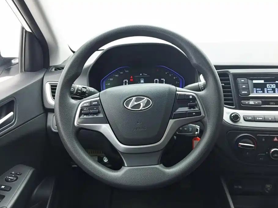 Hyundai Verna — фото 15