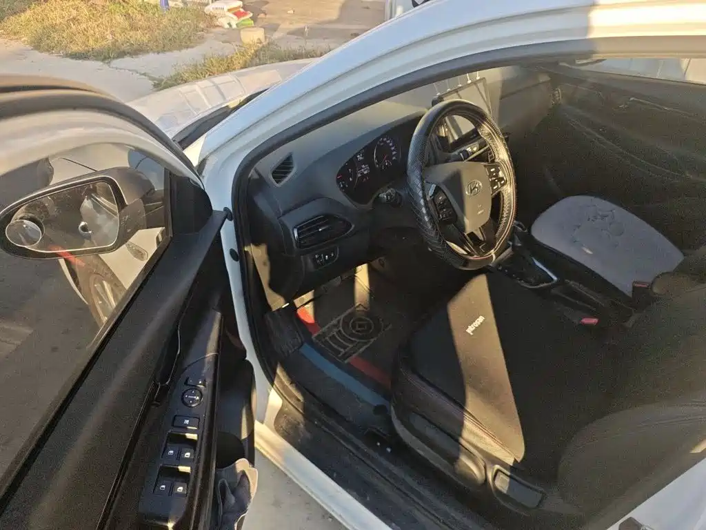 Hyundai Elantra — фото 17