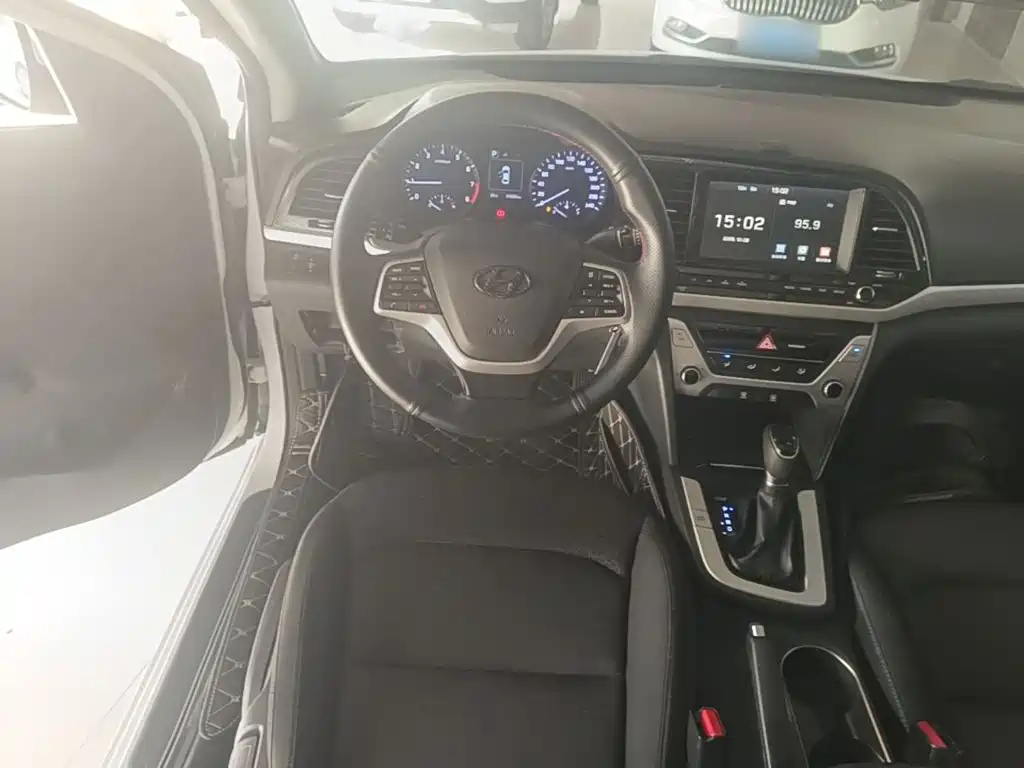 Hyundai Elantra — фото 11