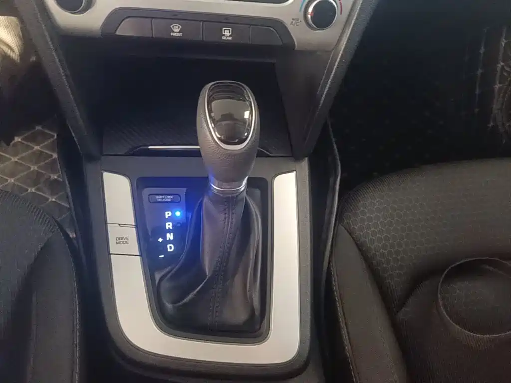 Hyundai Elantra — фото 14