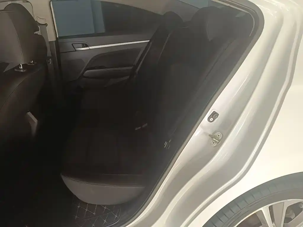 Hyundai Elantra — фото 17