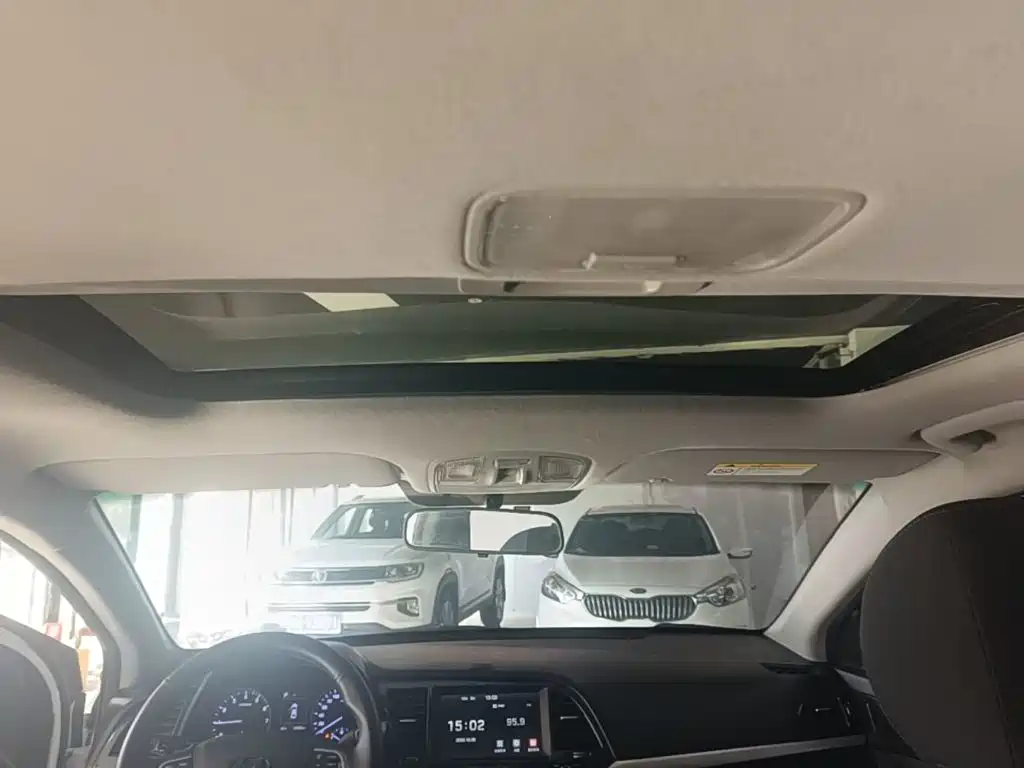 Hyundai Elantra — фото 18