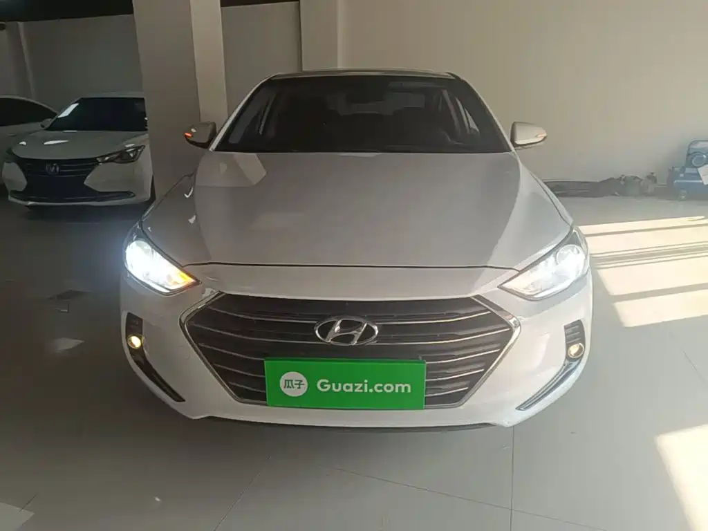Hyundai Elantra — фото 3
