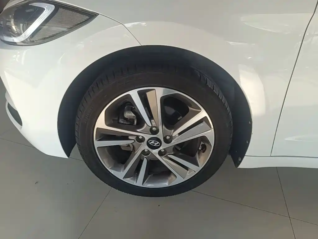 Hyundai Elantra — фото 23