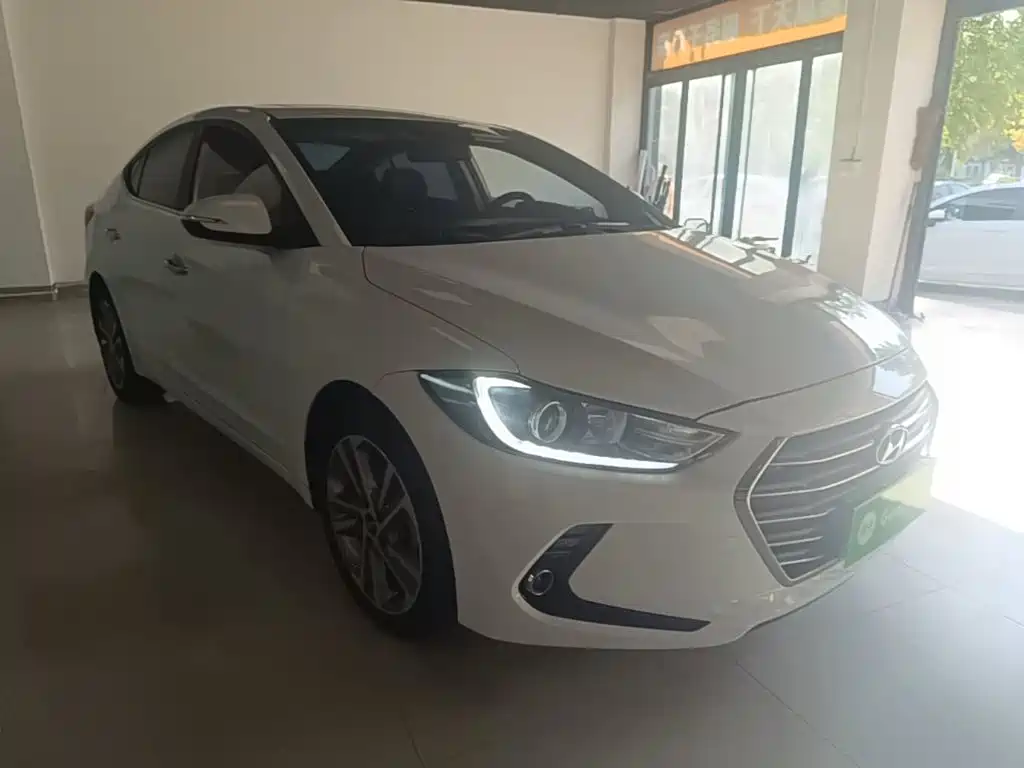 Hyundai Elantra — фото 4