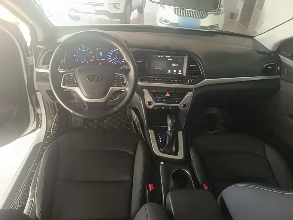 Hyundai Elantra — фото 10