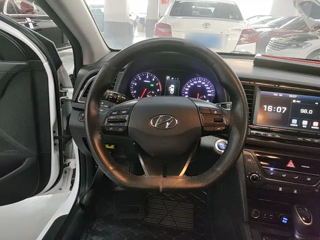 Hyundai Elantra — фото 11