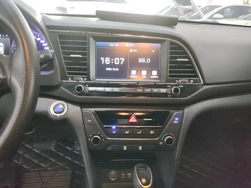 Hyundai Elantra — фото 13