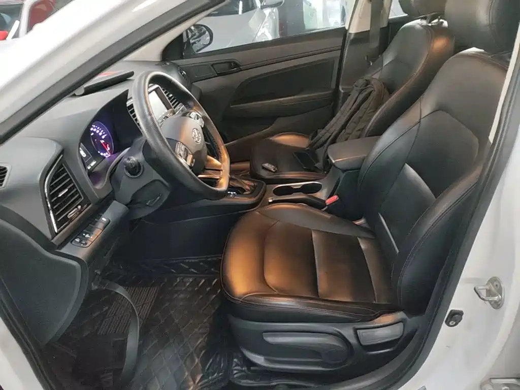 Hyundai Elantra — фото 15