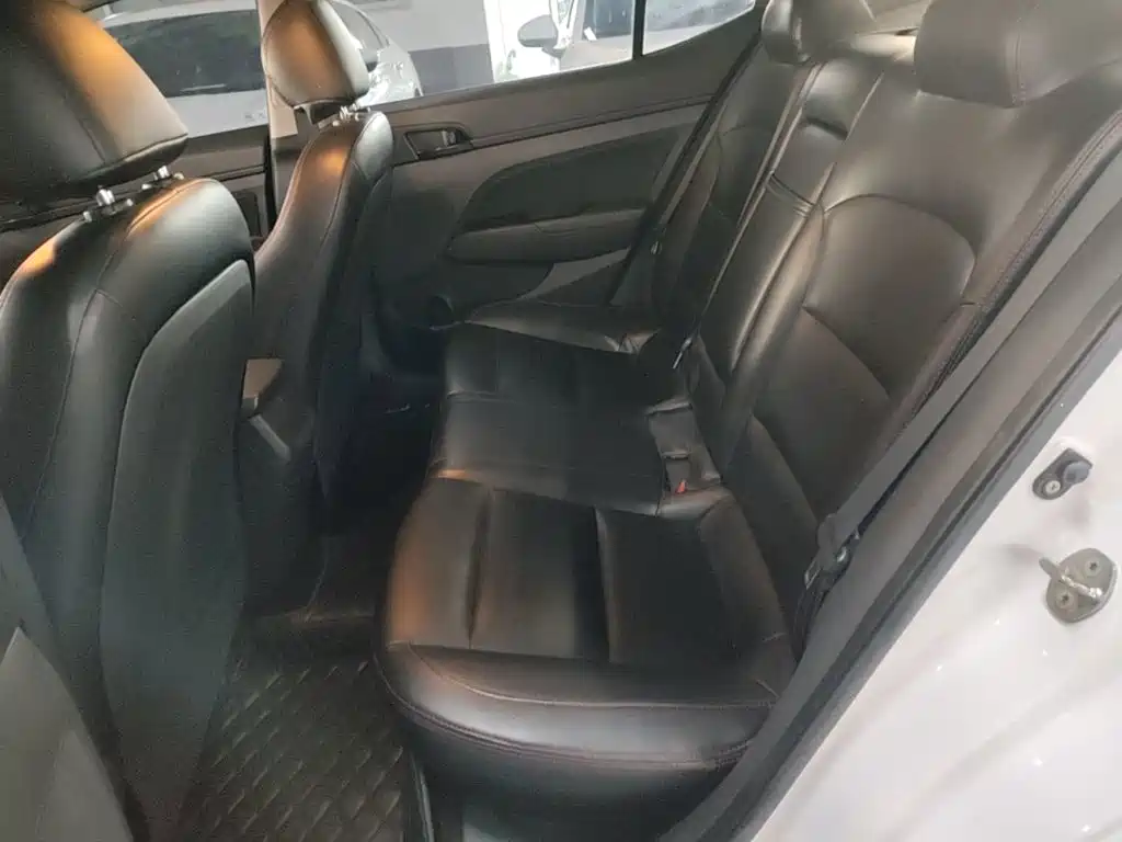Hyundai Elantra — фото 17